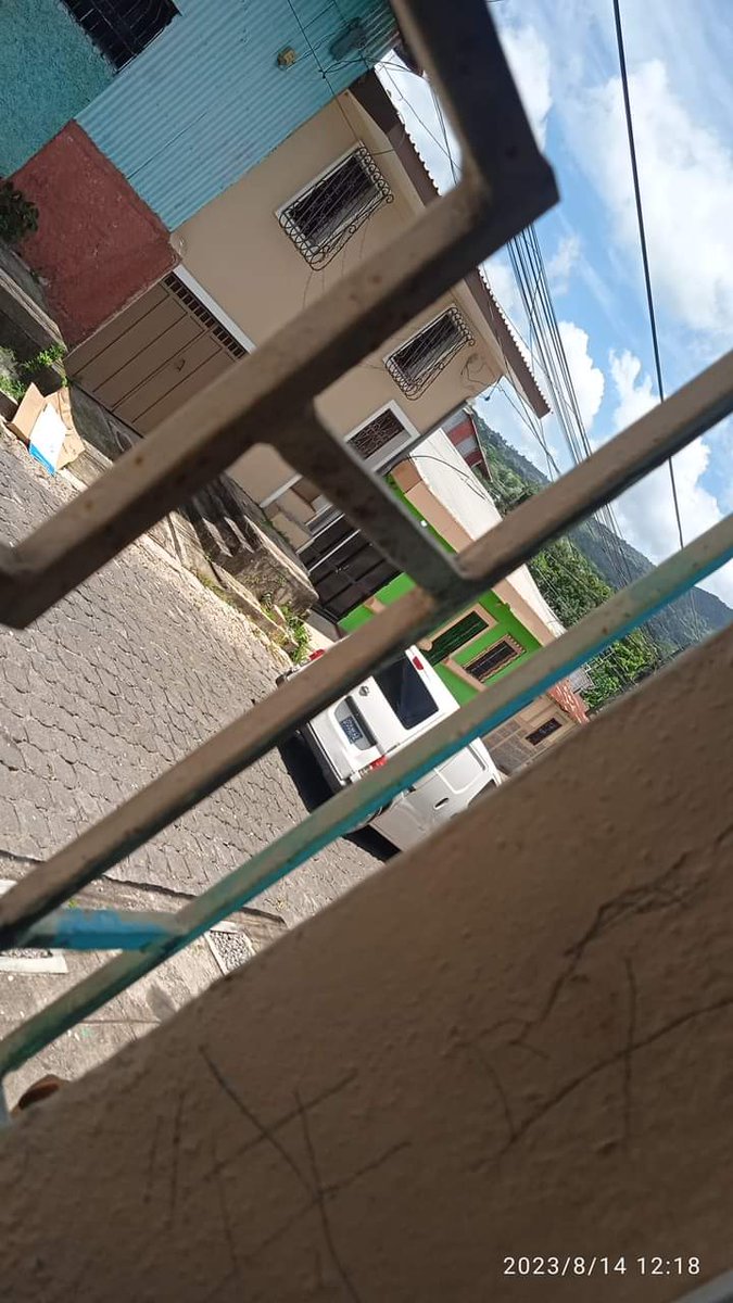 Griseld30049768's tweet photo. DENUNCIA PUBLICA  EN SANTIAGO DE MARIA, ANDA ESTA CAMIONETA HACE DIAS YA SE HIZO LA DENUNCIA Y HOY A MI NIETO CASI LO SECUESTRA UN HOMBRE QUE SE BAJO DE ESA CAMIONETA PORQUE LO.VIO SOLO EN LA PUERTA DE LA CASA PERO MI HIJA ESTABA DETRAS DE EL NIÑO @PNCSV https://t.co/7h5aF2C4Li