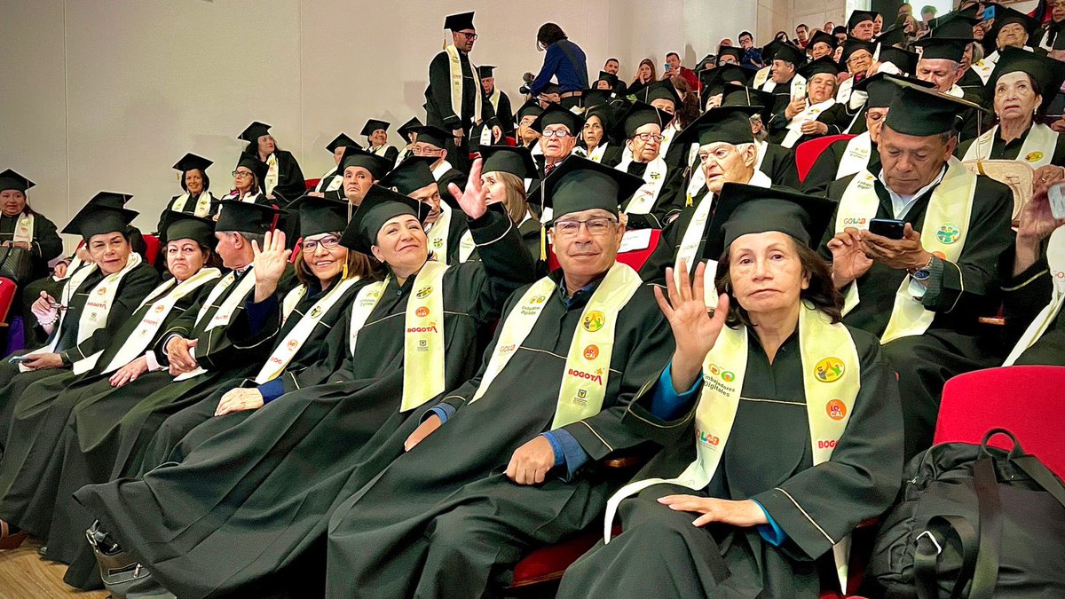 GobiernoBTA's tweet photo. ¡Felicidades a los 270 adultos mayores de @rafaeluribeu que se graduaron y ahora son Embajadores Digitales!
Esto gracias a #TICLocal, el proyecto con el que le apostamos al cierre de brechas digitales.
#BogotáTieneMuchoQueContar https://t.co/4cdjscNamv