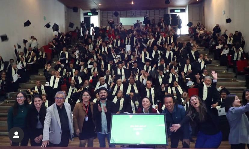 GobiernoBTA's tweet photo. ¡Felicidades a los 270 adultos mayores de @rafaeluribeu que se graduaron y ahora son Embajadores Digitales!
Esto gracias a #TICLocal, el proyecto con el que le apostamos al cierre de brechas digitales.
#BogotáTieneMuchoQueContar https://t.co/4cdjscNamv
