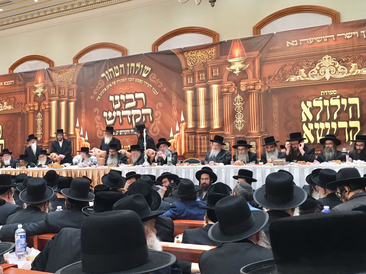 KolTosh's tweet photo. Today is the Yurtzeit of Hrh"k M'Tosh Zy"u, 1000s of Yidden from all over New York are Poked by Tzion Hk' in Kiryas Tosh. - Photos of Oilem in Ohel and Sidas Helila last night in Bm"d. https://t.co/LsADlAkU1K