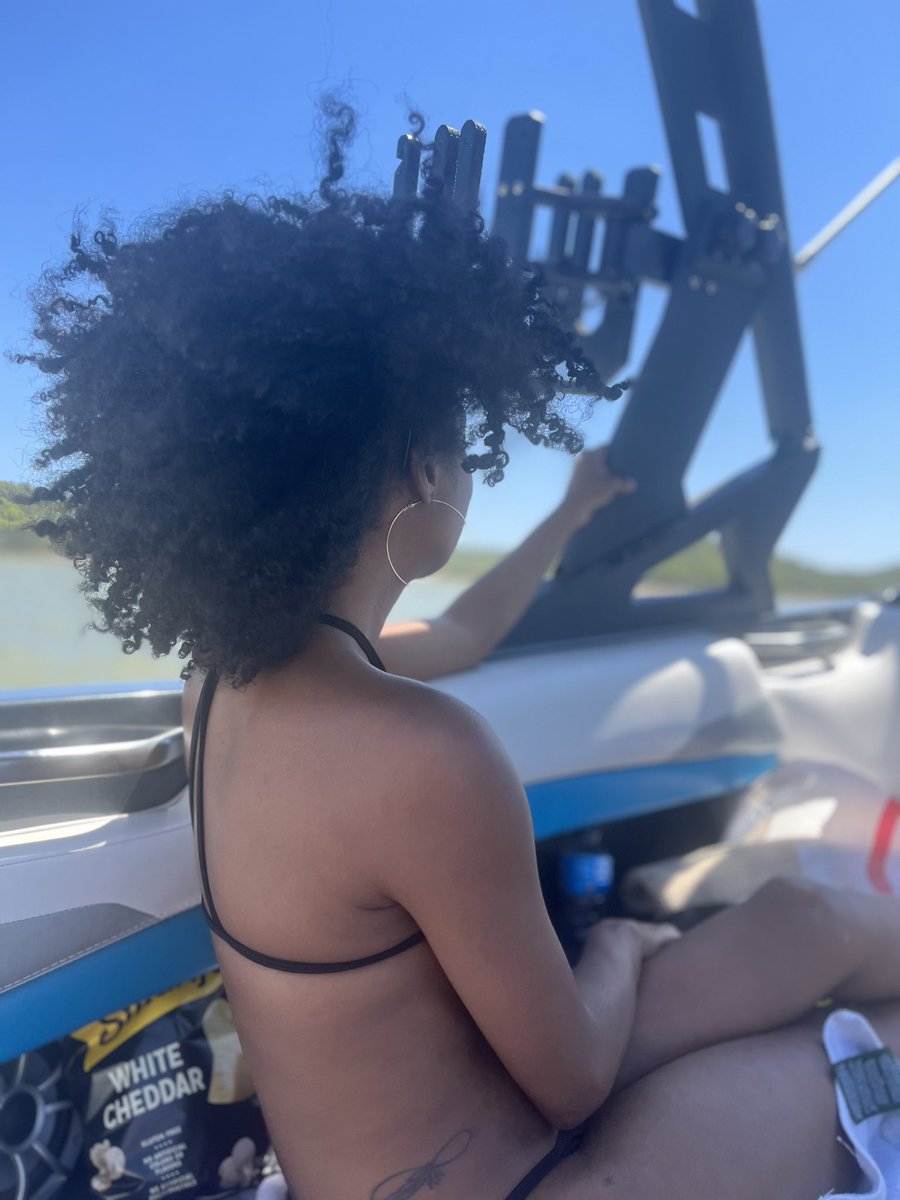 celestecoco11's tweet photo. 🛥️🏄🏽‍♀️living https://t.co/psZdsboyMx