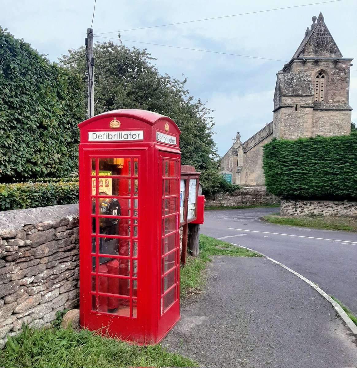 garethherincx's tweet image. Village life... 

#wiltshire #postcard #phonebox #defibrillator