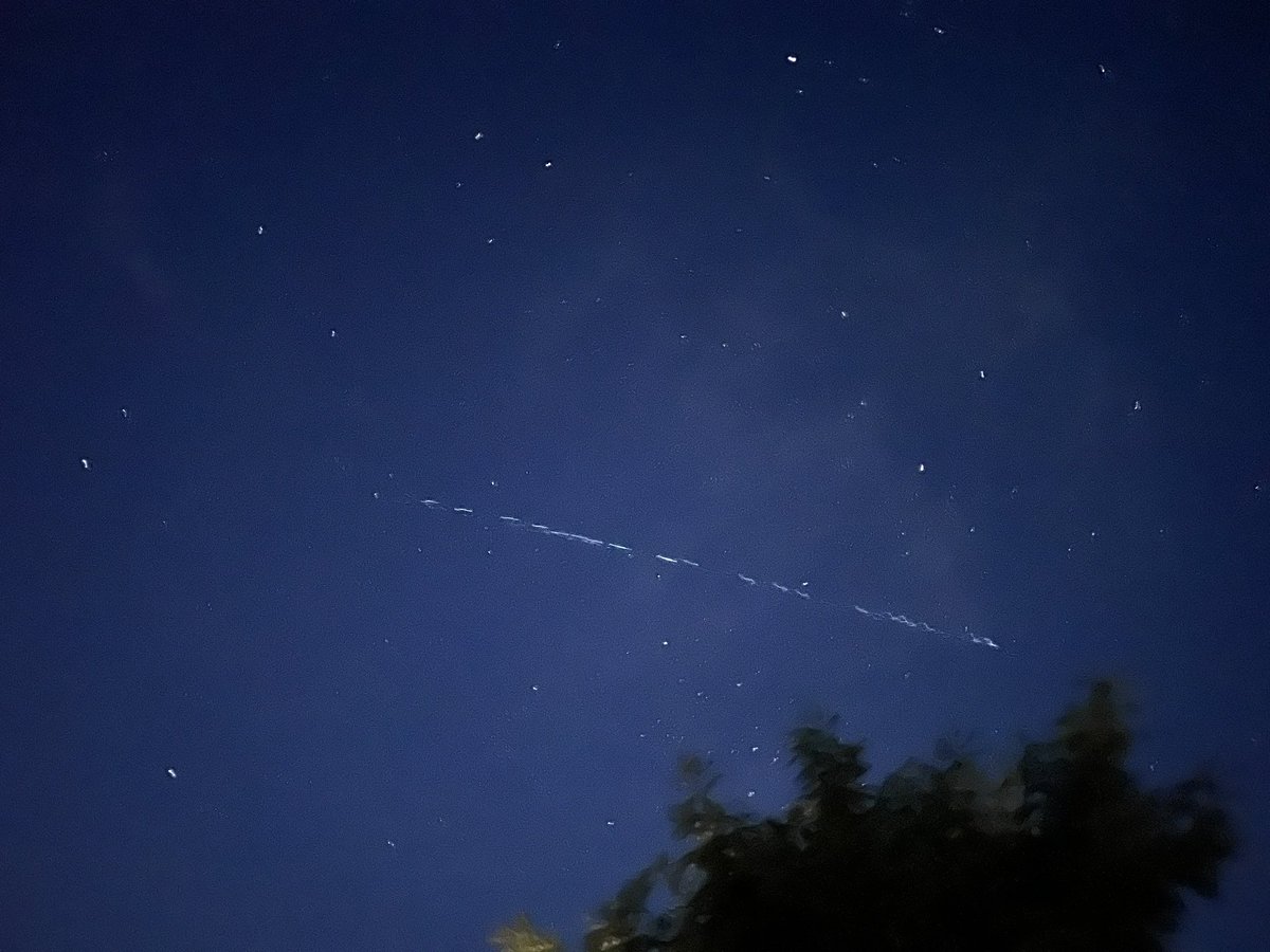 Hemos observado este fenómeno hace 5 minutos en el cielo en el norte de EXtremadura …no es un avión pero no sé qué es..¿¿alguien lo ha visto ???