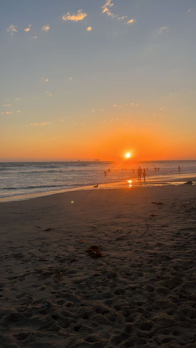 GillMadden3's tweet photo. A morning in Dublin, a sunset in LA #holidays #california #la https://t.co/syv9gi3J96
