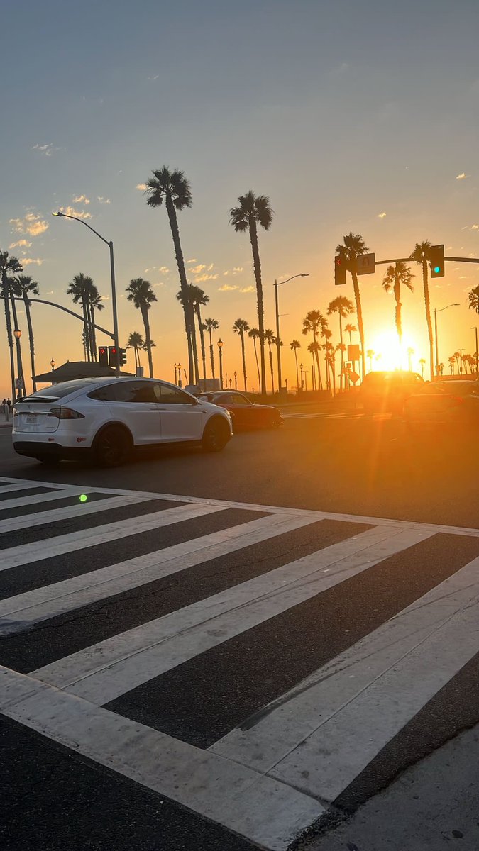 GillMadden3's tweet photo. A morning in Dublin, a sunset in LA #holidays #california #la https://t.co/syv9gi3J96