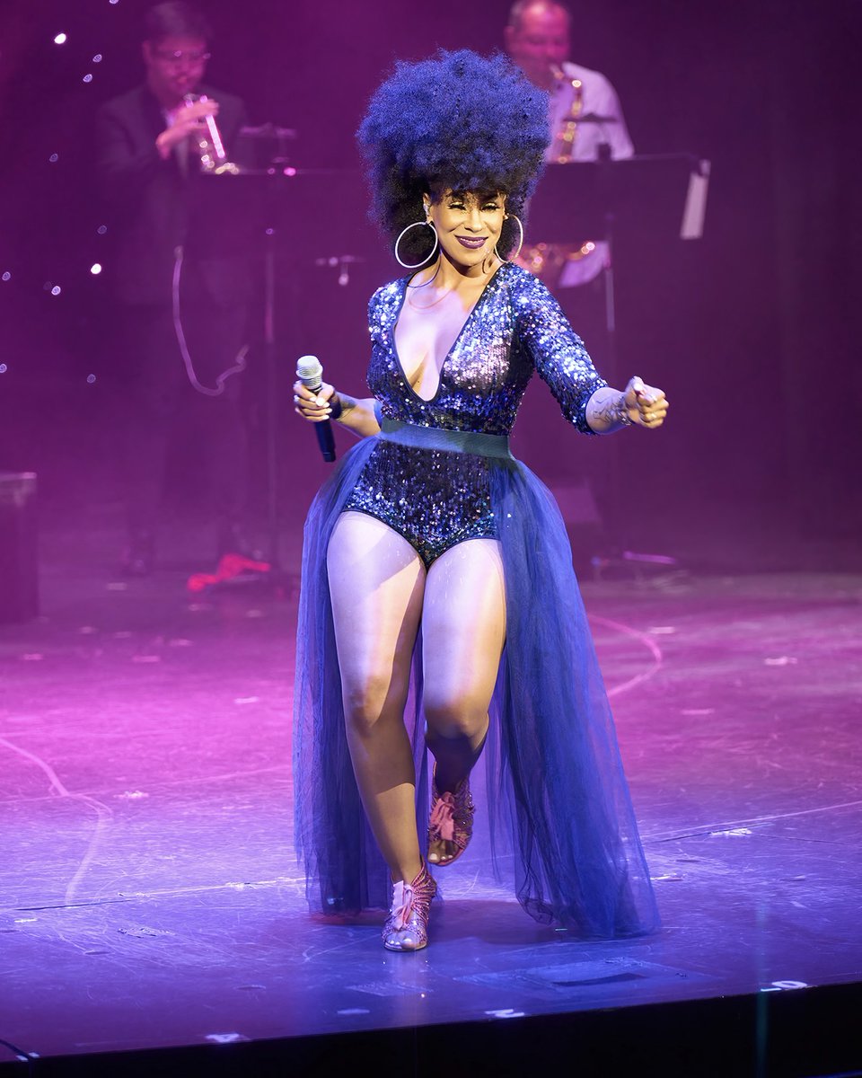 ashlieamber's tweet photo. This is what loving what you do looks like. 🤍 #girlpower #thankful #love #happyplace #singer #headliner #hair #frohawk #performer 
.
.
Photo @alanpototsky https://t.co/gZCrLJq0lg