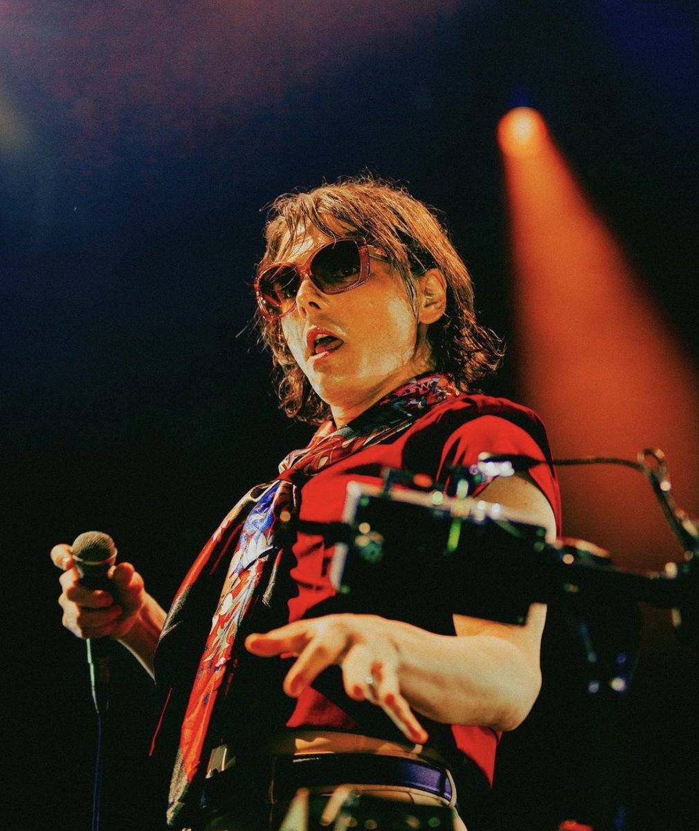 starlessflies's tweet photo. Shakespeare or Gerard Way?

“your love is covered in blood and piss, clean me off i'm so dirty babe” https://t.co/q6eDhV0G7p
