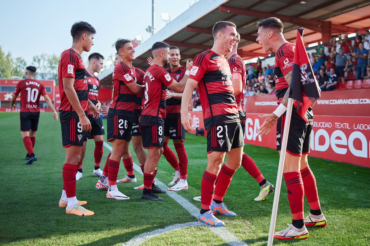 CDMirandes's tweet photo. 𝗘 𝗤 𝗨 𝗜 𝗣 𝗢 ❤️🖤 https://t.co/XtnLjdU1ne