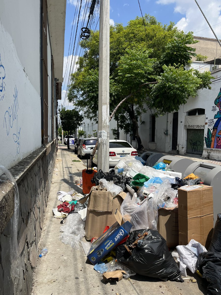 Supermorphe's tweet photo. Puntos limpios, son un punto de infección sobretodo. El olor a una cuadra es intolerable. @Trafico_ZMG https://t.co/JrXPbtJQWk