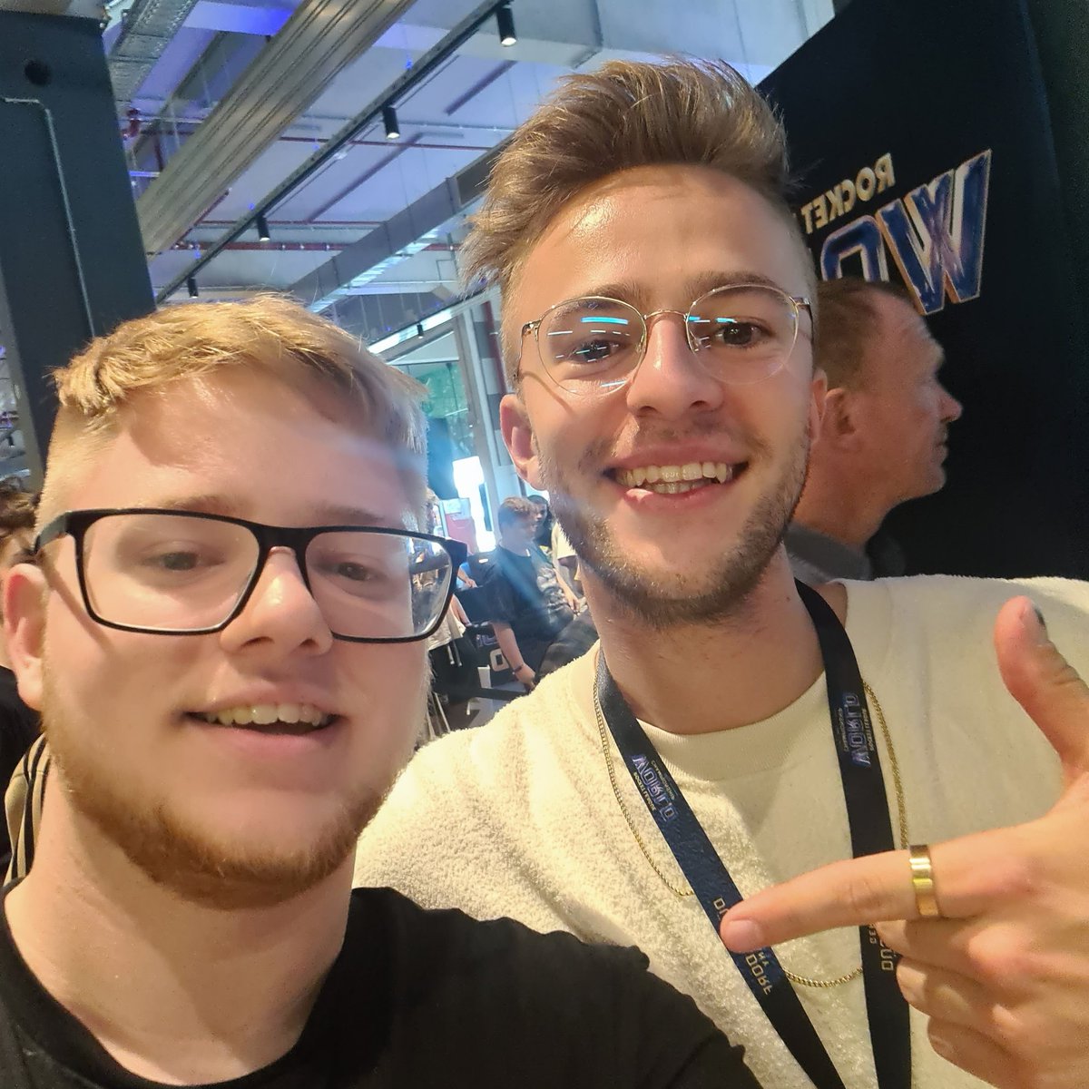 Feedback zu Düsseldorf 👌 Es war soooo NICE allgemein endlich mal alle die ich kenne in live zu sehen First Time + hab so bock wieder zu grinden in RL durch das Gameplay😃 Danke an jeden einzelnen den man in Düsseldorf getroffen hat ihr seid die Besten 👍