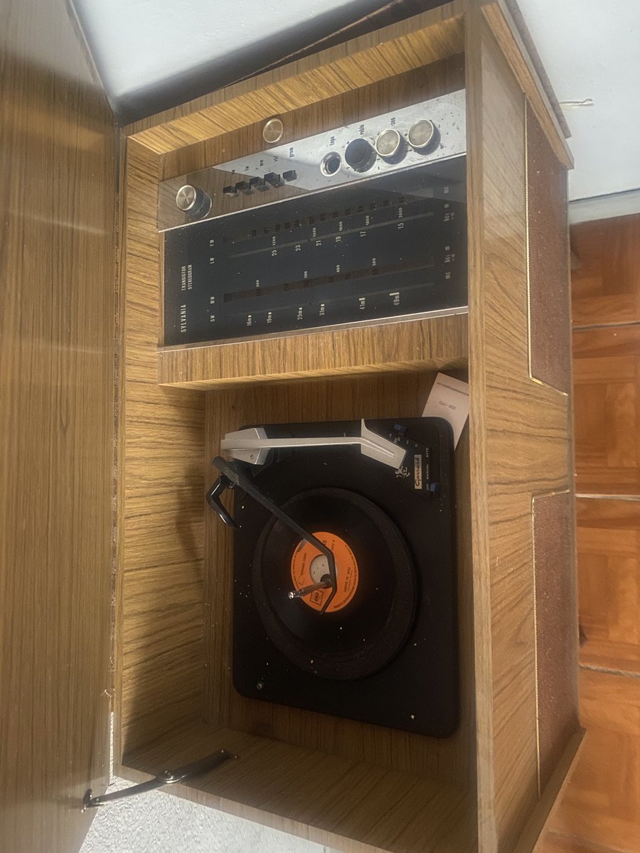 Esta consola se encuentra en la casa de mi mamá. Lindos recuerdos!
