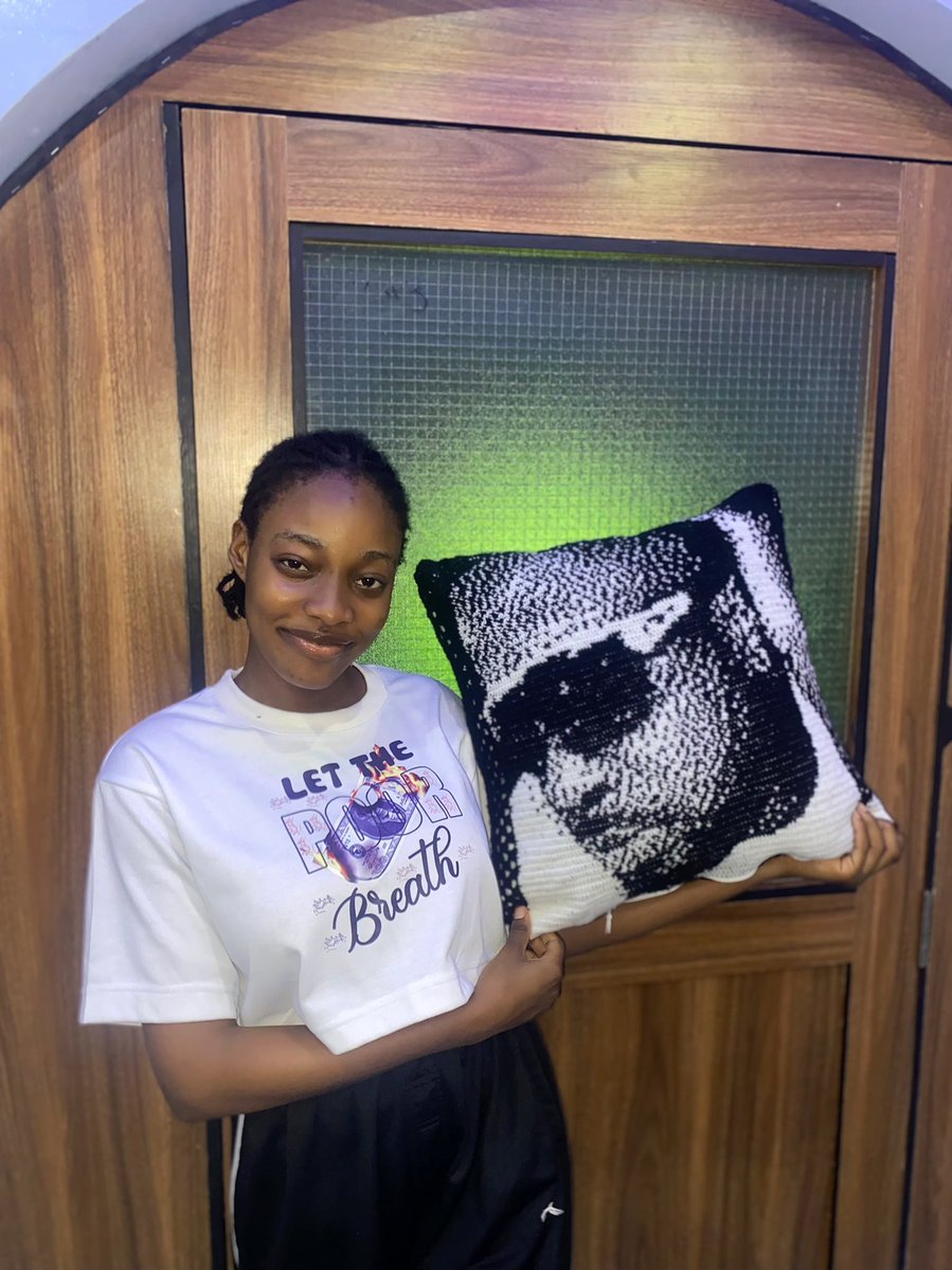 I made a crochet portrait throw pillow for @mufasatundeednut 

Please retweet till he sees it 🙏🥹

Time spent: 38 hours