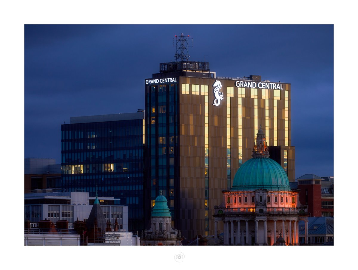 JoshMainka's tweet image. Leaden skies and sunset reflections over Belfast city this evening.
.
#belfast #belfastcity #belfastcityhall  #sonyalpha #sonya7rv #bealpha
.
1/8 sec, f / 2.8, ISO 100, 178mm (SEL70200GM2)
.
📅 14 Aug 2023
