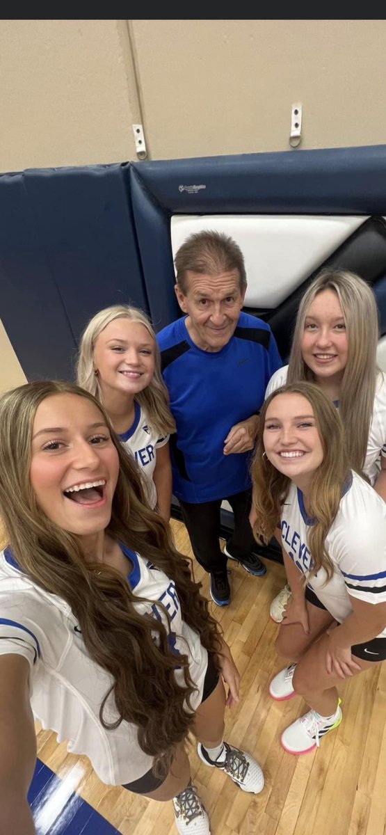 5 seniors (4 players and 1 citizen) are ready for Clever Bluejay volleyball!! Fun times @ Bluejay picture day🏐🏐 <a href="/OzarksOzone/">Ozarks Sports Zone</a> @CleverJays <a href="/missouri_sports/">Missouri Sports Network</a> <a href="/scoreboardguy/">SCOREBOARD GUY</a> <a href="/SouthCenMoSport/">rsorald</a> <a href="/CleverJaysVB/">Clever_Volleyball</a>