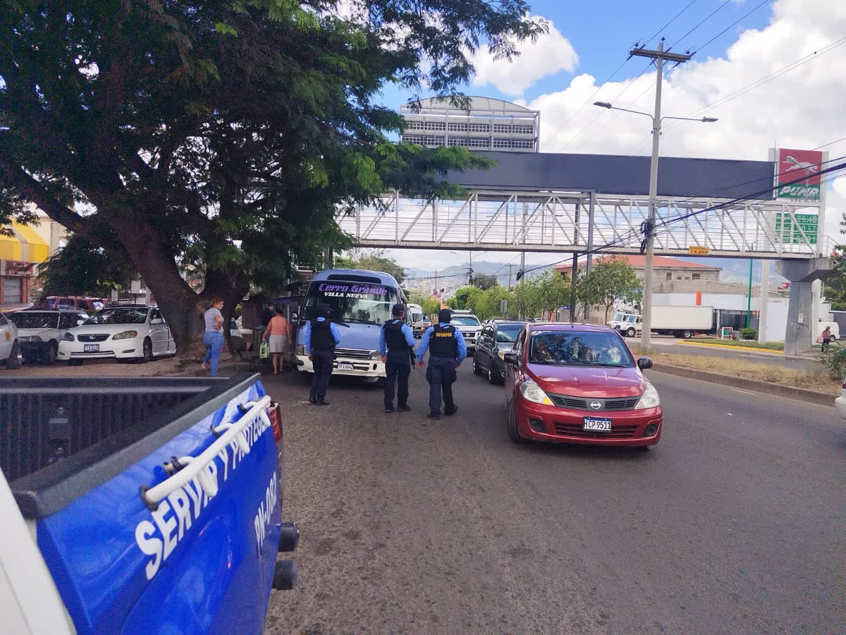 DNSTUHonduras's tweet photo. #Operativos
Dirección Policial Anti Maras y Pandillas Contra El Crímen Organizado a través de la #DSTU realizan patrullajes en puntos de taxis, terminales y estaciones del transporte urbano.
#TransformandoElTransporte https://t.co/ansazohXWX