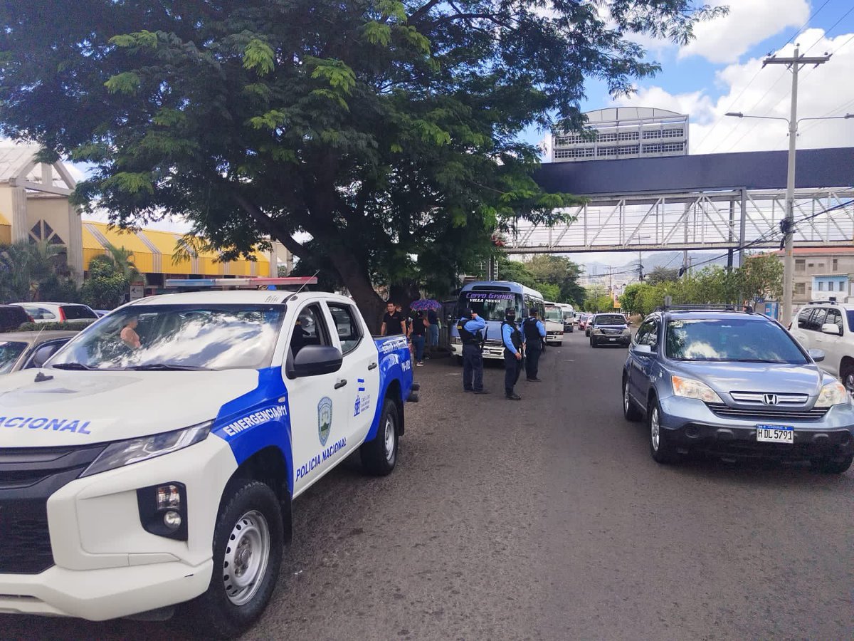 DNSTUHonduras's tweet photo. #Operativos
Dirección Policial Anti Maras y Pandillas Contra El Crímen Organizado a través de la #DSTU realizan patrullajes en puntos de taxis, terminales y estaciones del transporte urbano.
#TransformandoElTransporte https://t.co/ansazohXWX