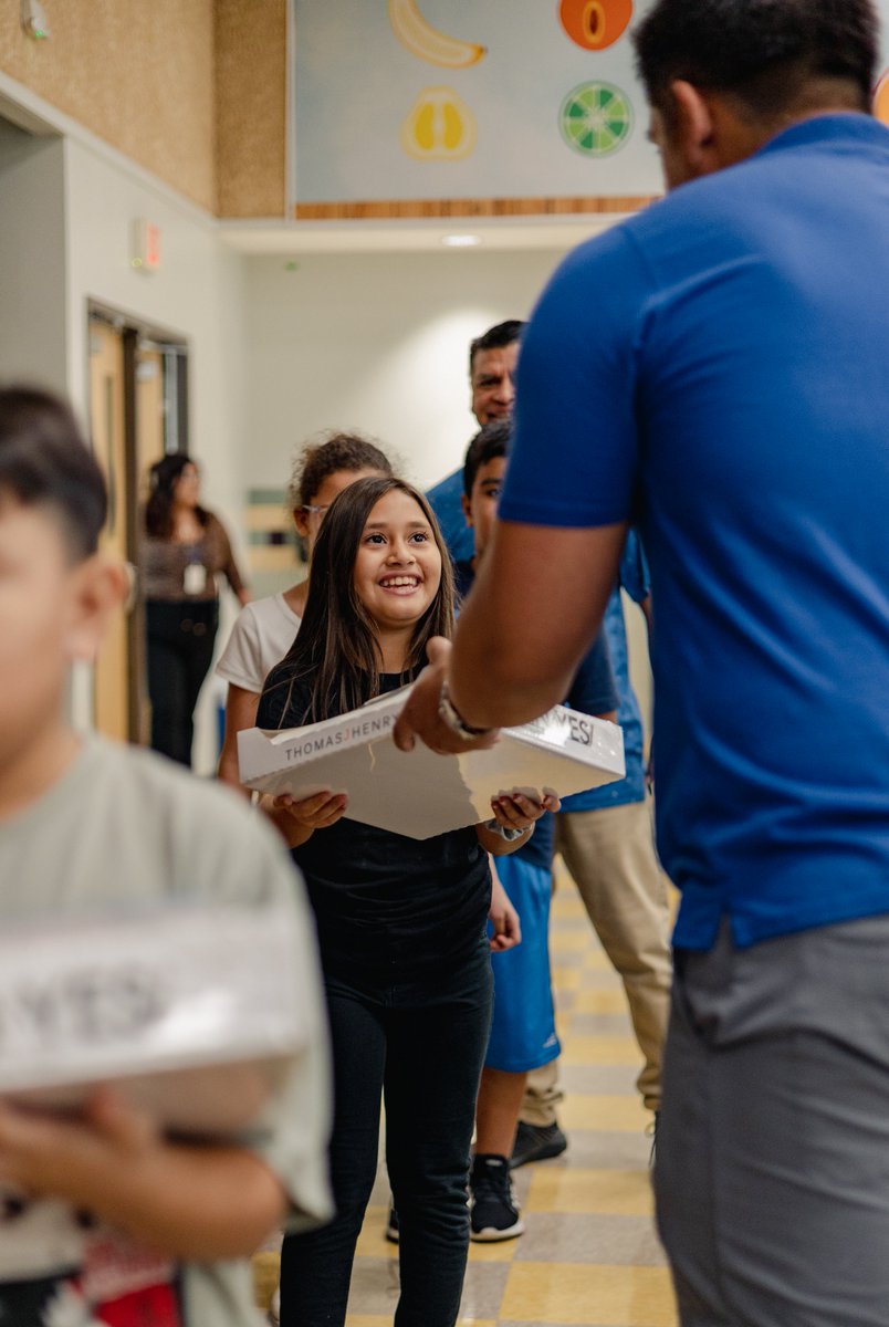 DelValleISD's tweet photo. Today, students at every elementary school across the district received a free school supplies kit from the Texas YES "Box of Dreams" program!! Our student's faces lit up as they each received their very own kit. Thank you so much to @AustinYES_ORG ! https://t.co/sFPi8G0uOE