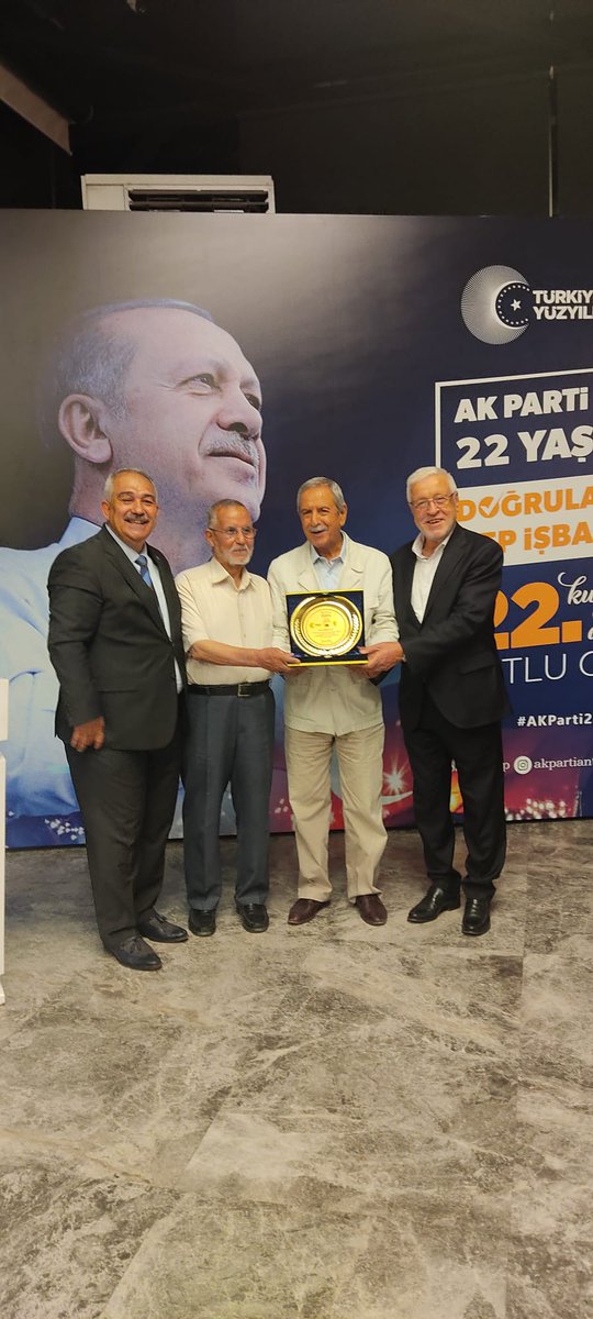 .<a href="/AKPartiG_Antep/">AK Parti Gaziantep</a> İl Başkanlığımız tarafından düzenlenen 22. yıl programında plaket törenine katıldık.
 #AKPartiHenüz22yaşında 
<a href="/muratcetin27/">Murat Çetin</a> <a href="/deryabakbak27/">Doç. Dr. DERYA BAKBAK 🇹🇷</a>
<a href="/mtahmazoglu/">Mehmet Tahmazoğlu 🇹🇷</a>
