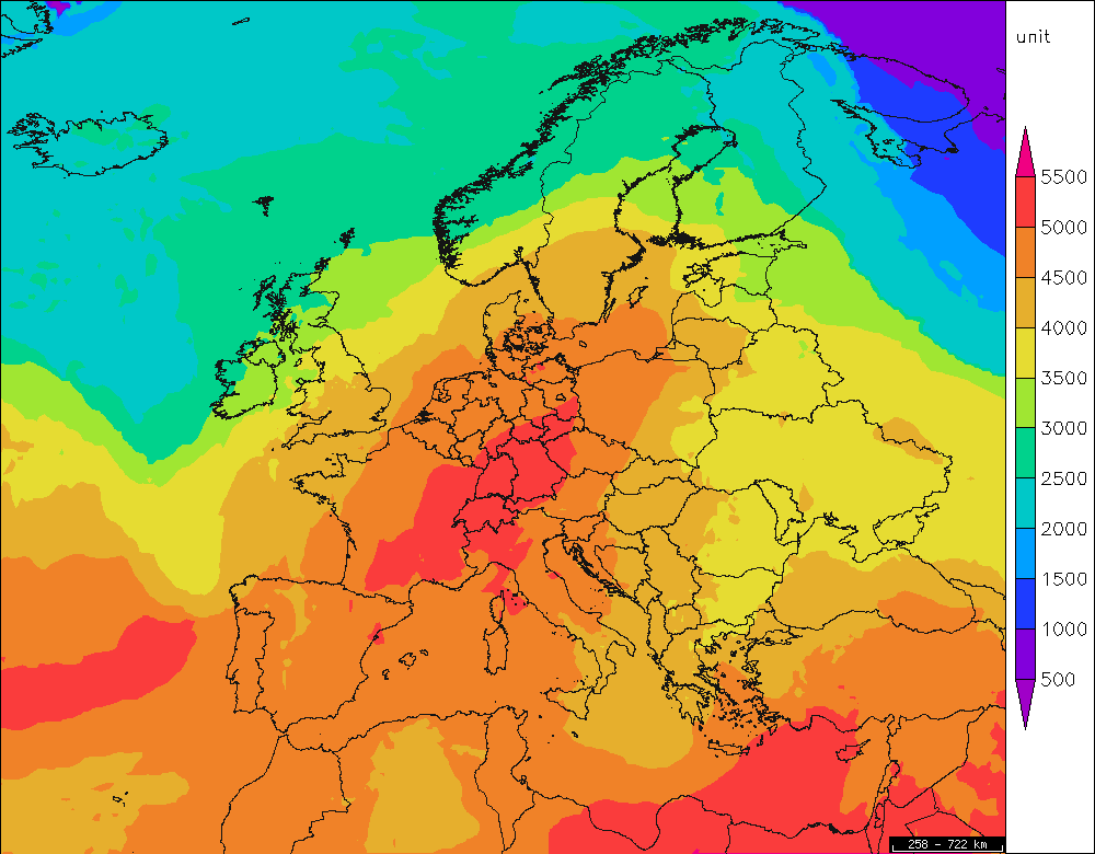 Joackiie's tweet photo. Aufs Wochenende bringt #Hitzedom (500hPa auf 6000gpm!) Mitteleuropa nochmals grosse #Hitze: 850hPa Temperaturensemble #Ostschweiz liegen mehrere Tage über den lgj. Höchstwerten und am Montag steigt #Nullgradgrenze auf > 5000m an!😰 https://t.co/cDseQgIhY0