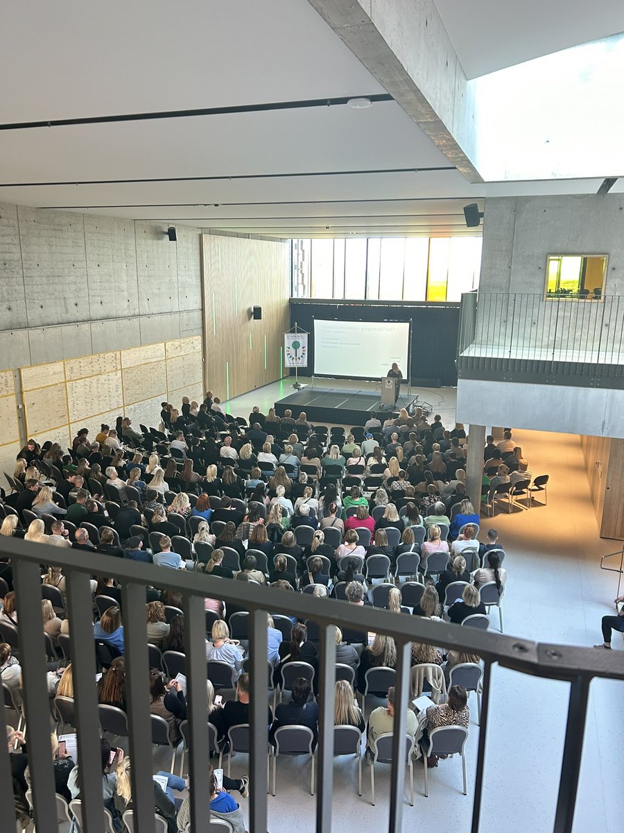 Endurmenntunarráðstena menntasviðs Reykjanesbæjar í dag haldin í #stapaskoli 💜. Yfirskriftin Farsæl menntun með opnum hug og gleði í hjarta. Virkilega góður dagur og gaman að hitta skólafólk úr öðrum skólum 🙏