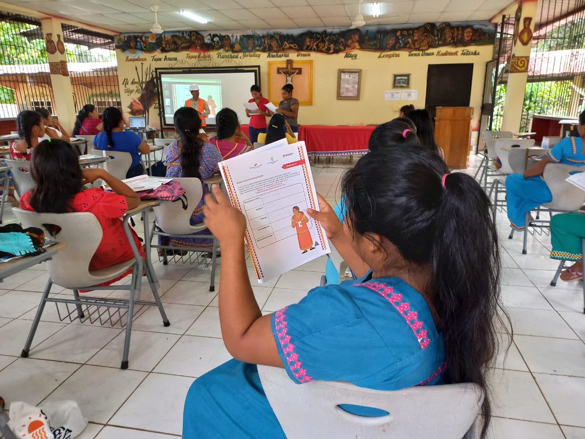 Education for the Energy Transition does not have any limits when public&private sector, international cooperation and civil society are #UnitedBySustainableEnergy.

Thanks to the rural women who are making available their talents to built a cleaner future. #SolarChampions