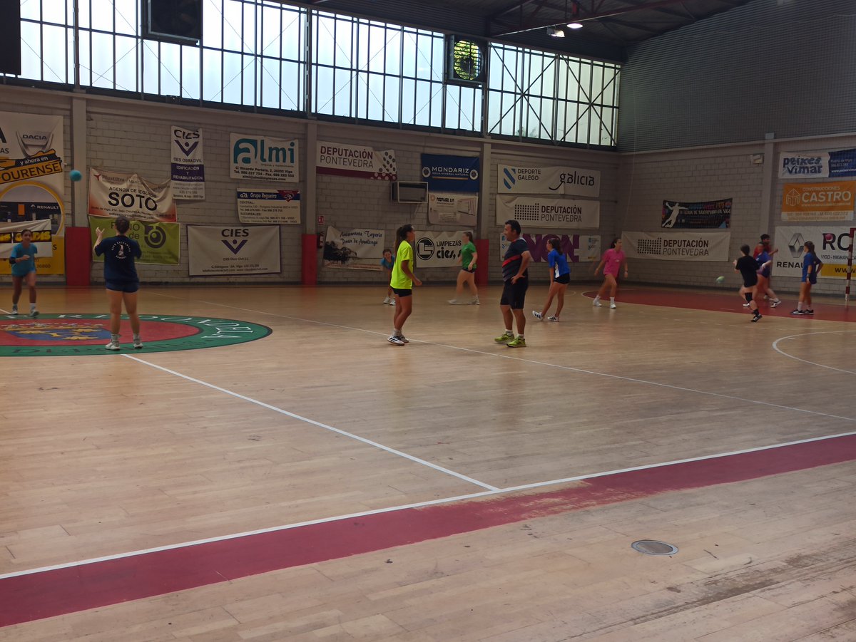 CB_ChapelaWeb's tweet photo. Comezo dos adestramentos en pista das nosas infantís, cadetes e xuvenís.
Este ano promete diversión nas nosas rapazas!!
#imoschapela #vermelloeverde #sonolasetta #pinturasproa #ciesobracivil https://t.co/LRiIGbtm7B