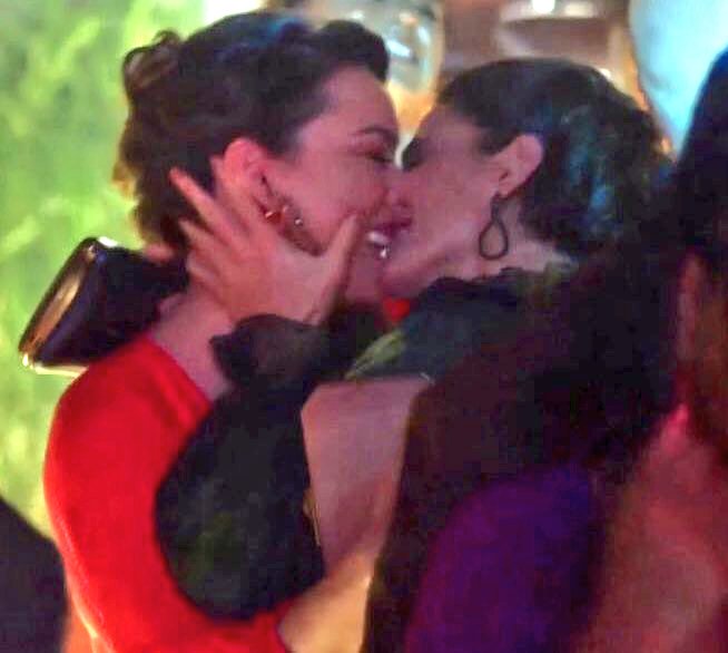 AlgumaJulia's tweet photo. Um SPIN OFF CLARENA ia derrubar a globoplay de tantos acessos, fica a dica https://t.co/rH8x6XfLGr