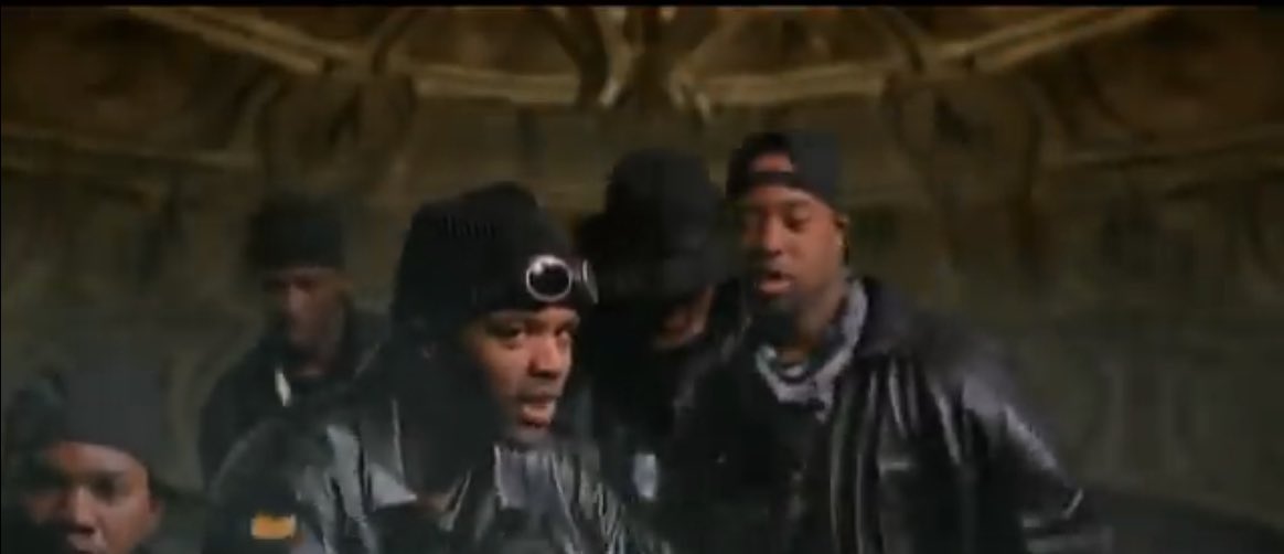 Buen momento para recortar el pepino de los #Wu del año 97. El vídeoclip de “Triumph”, con un presupuesto de 800,000 dólares, dejó perplejo a más. de uno por el despliegue de EFX. Brett Ratner supo tomarle la medida al grupo. 

m.youtube.com/watch?v=cPRKsK…