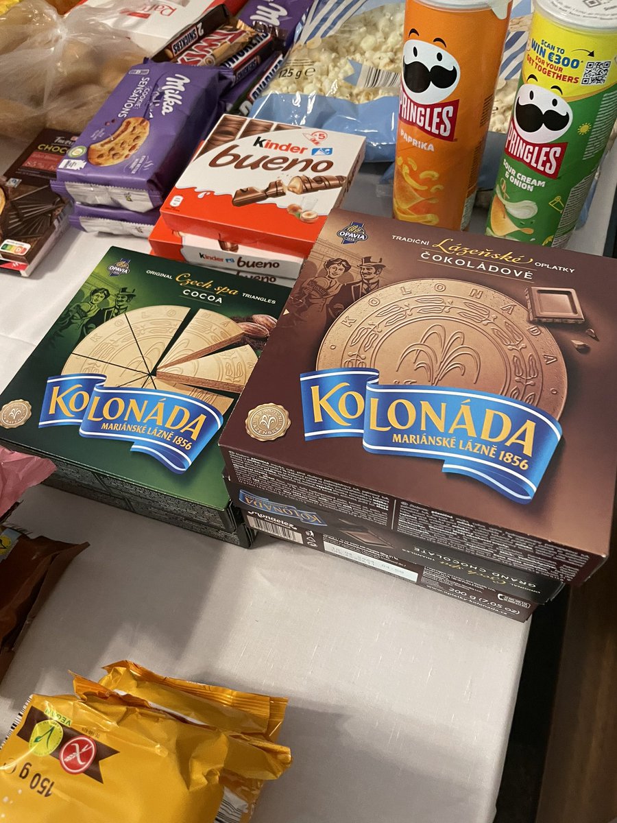 チェコ合宿4日目🇨🇿
一つのトーナメントが終わり次のトレーニングマッチに向けてトレーニングしています🤾
1️⃣チームのジュニアの子たちと
2️⃣3️⃣ホテル近くの景色
4️⃣チームマネージャーおすすめのチェコのお菓子KOLONÁDA🍫