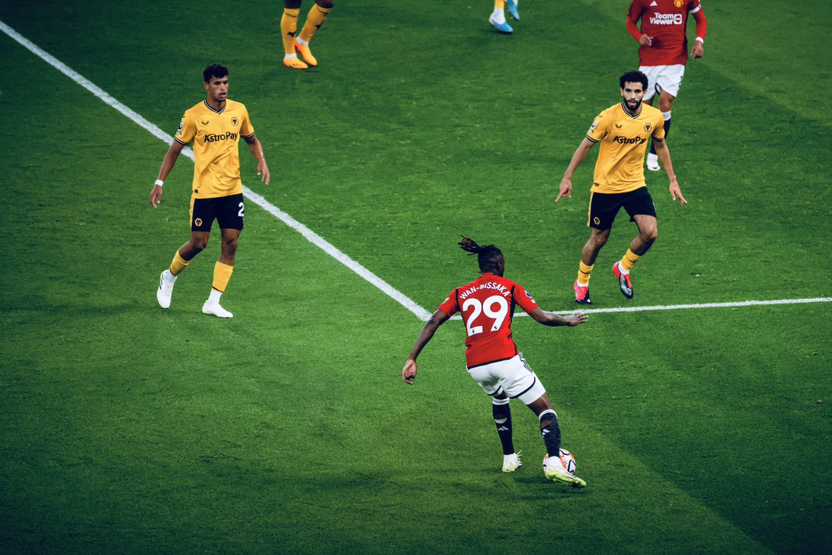 Aaron Wan-Bissaka appreciation tweet 🤝 

91% pass accuracy
40 passes completed
4 ground duels won
3 key passes
2/3 dribbles completed
2 clearances
2 shots blocked
2 interceptions
2 tackles won
1 assist
