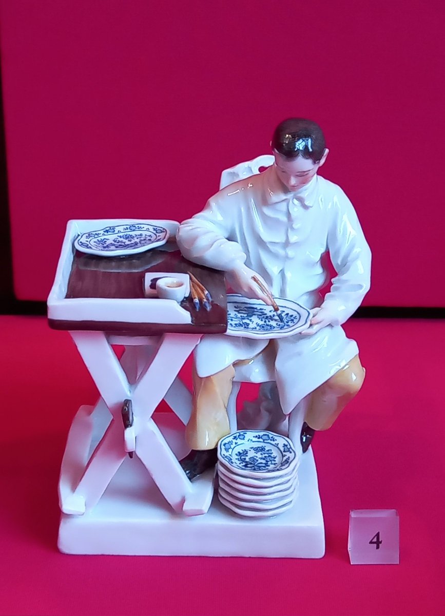 More on the colours of #Meissen porcelain, with a self-referential figurine of an artist painting the cobalt blue patterns of the underglaze #Zwiebelmuster (which technically should look mud-green at this stage, before firing). #Meissenmanufaktur