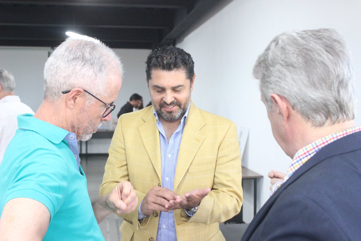 Develación de placa del Arq. Héctor Meza Pastor, misma que se colocará en el taller de Arquitectura e Ingeniería de New Element University, Querétaro. Acompañado de grandes personalidades de la arquitectura; presenciamos una magna exposición de las obras en dibujo.