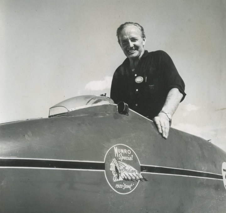 @Indianmotorcycle celebra la inducción de Burt Munro al Salón de la Fama del Museo de Motocicletas de Sturgis. Un ícono de las carreras de motos y poseedor del récord de velocidad terrestre, inspiró a generaciones a través de su incansable impulso para alcanzar los récords.