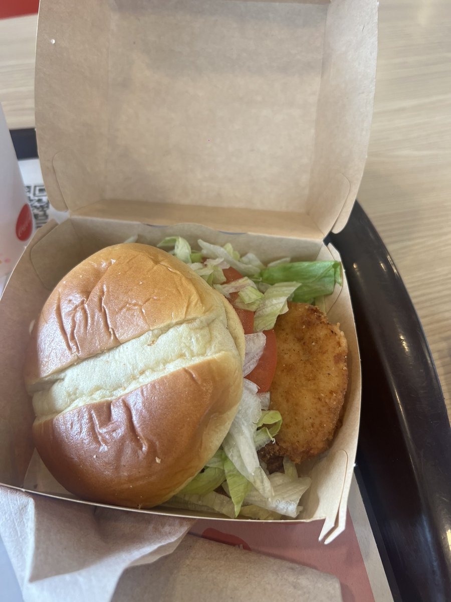roko5071's tweet photo. Que mala presentación @mcdonaldspa 
Todo tirado y ni hablar del servicio al cliente.

Sucursal La Doña ❌

Señores hagan valer su dinero https://t.co/fzGwrlIUB3