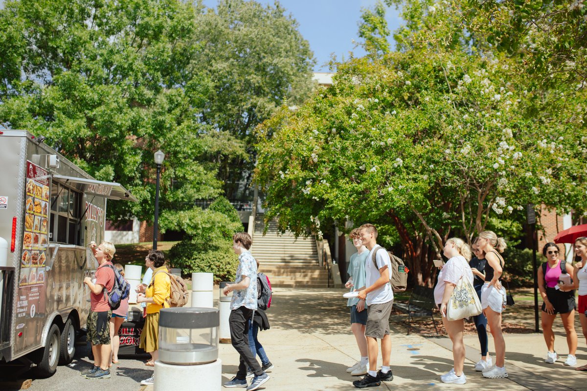 UofAlabama's tweet image. We are so happy to see campus filling up with our favorite people! 😁 Do you have plans for the week? @UAwhatsUP has something for you! From '90s Bingo Night to Food Truck Friday, stay Tied with the Tide + check out what's happening this week → bit.ly/3yruVdJ