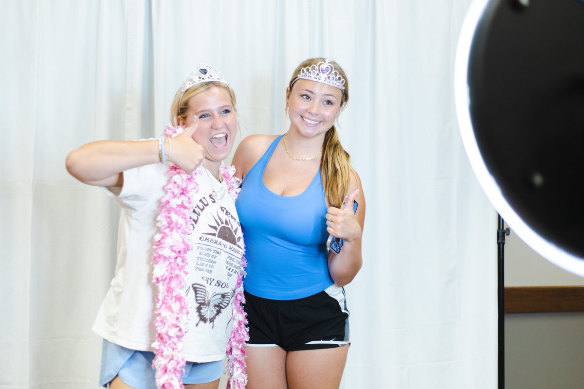 UofAlabama's tweet image. We are so happy to see campus filling up with our favorite people! 😁 Do you have plans for the week? @UAwhatsUP has something for you! From '90s Bingo Night to Food Truck Friday, stay Tied with the Tide + check out what's happening this week → bit.ly/3yruVdJ