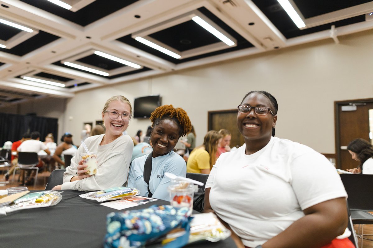 UofAlabama's tweet image. We are so happy to see campus filling up with our favorite people! 😁 Do you have plans for the week? @UAwhatsUP has something for you! From '90s Bingo Night to Food Truck Friday, stay Tied with the Tide + check out what's happening this week → bit.ly/3yruVdJ