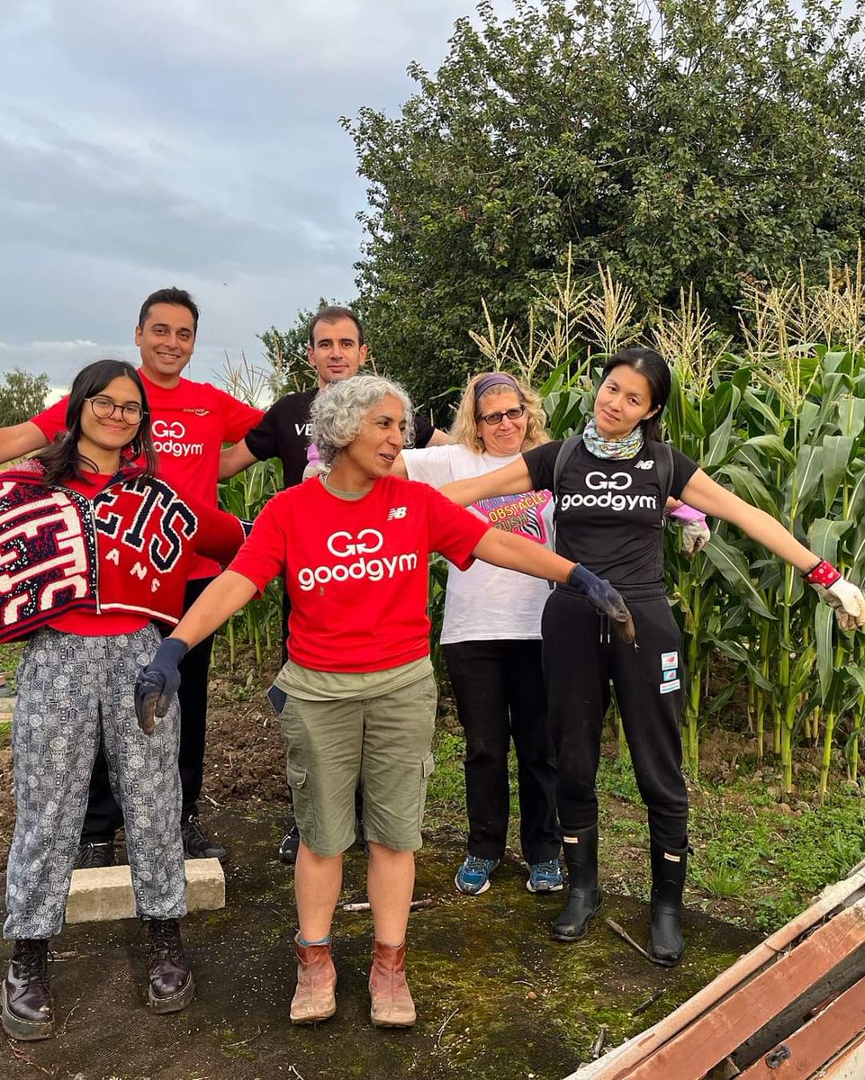 Day 14 of #imperialactive #healthcaremanagersactive was sponsored by Goodgym Slough. Weeding at the Frimley Hospital Maternity allotments, posing for a dahlia selfie and then channelling my inner scarecrow. <a href="/karhod21/">Karen Bradley 💙</a> <a href="/MarcelleTauber/">Marcelle Tauber-Gilmore, RGN, BSc, MSc 💙💛</a>