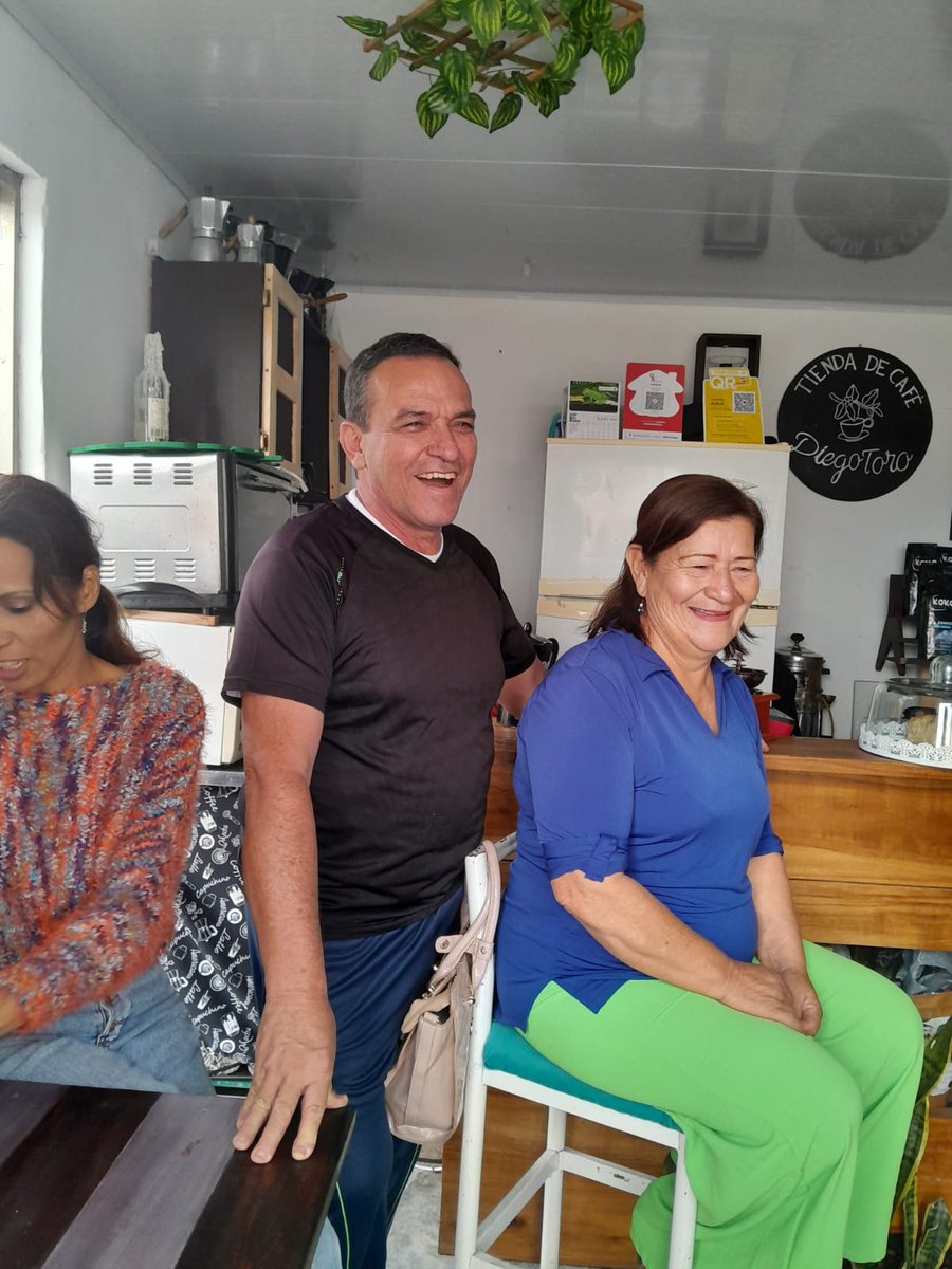 DianaLuciaAria3's tweet photo. Compartimos una tarde muy amena con emprendedores de Circasia, donde aprendimos de sus experiencias, reconociendo los retos pero también lo positivo que han logrado en su camino emprendedor.😎👏🏼 https://t.co/GBjP0gnCdB