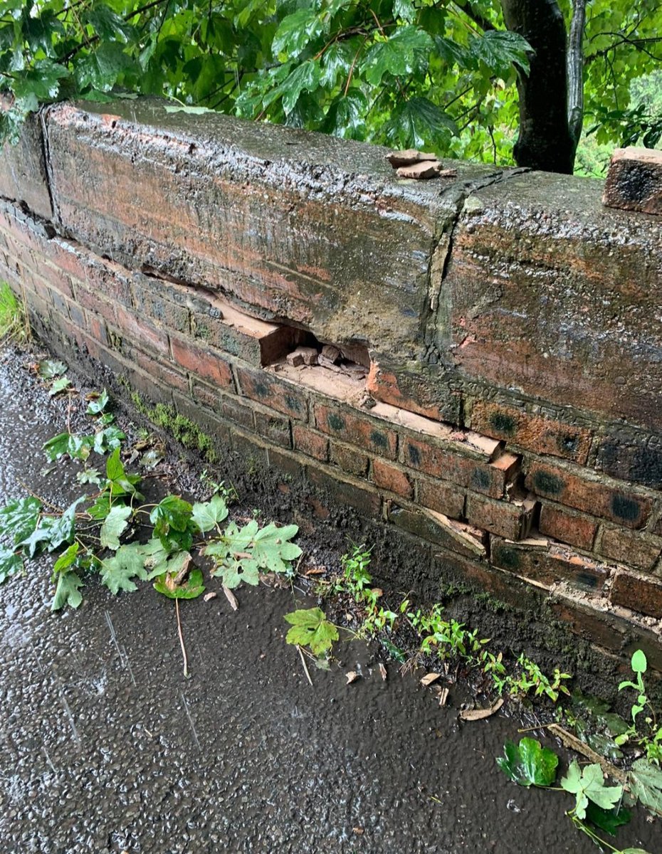 Any more HGV drivers that want to totally ignore signage for the lanes around Moore village in Cheshire this is what's down them , if you succeed in negotiating the humpback bridges two railway bridges follow first 12 foot 6 second 10 foot 6 and a long reverse back 🤬1/2