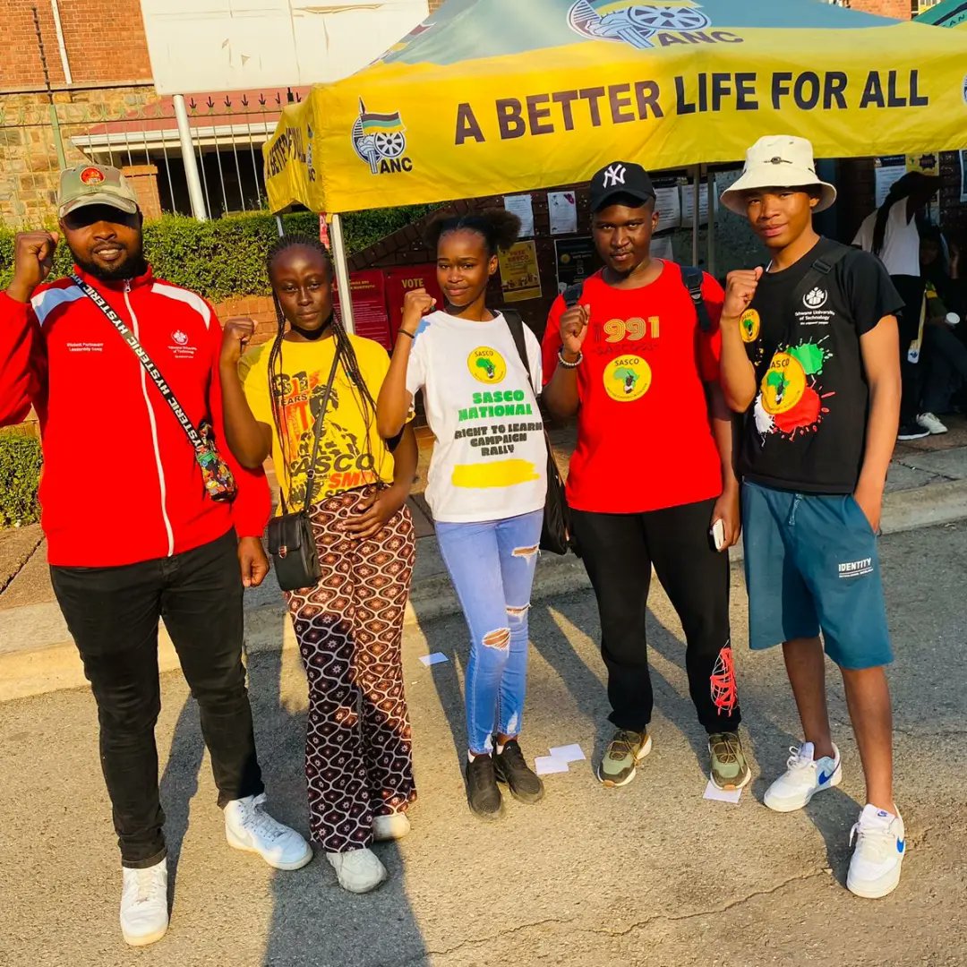 SascoSmu's tweet photo. Members of SASCO_SMU to initiative to support our sister branch @sascounisa. We urge students to vote for SASCO in both the Regional and National❤️🖤💚💛🔥 https://t.co/MjeIAoWmjG
