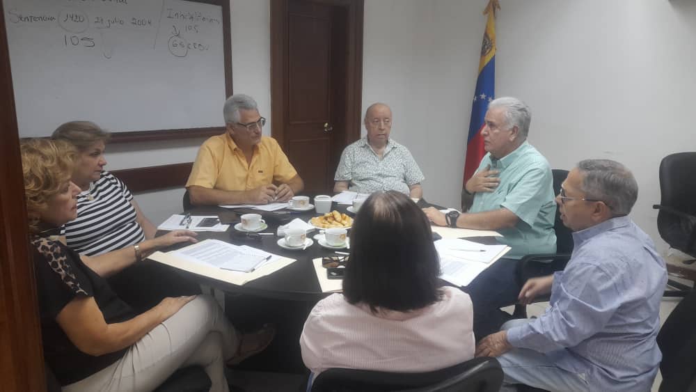 Hoy lunes 14 agosto retomamos las tradicionales reuniones de exdecanos de Derecho. Asistimos a la cita: Gerardo Saer, Yanett Ramos de Roman, Eloy Rutman, Belén Heredia de Giron, Hildegarda Betancourt y Juan José Ramos, en esta oportunidad cada uno expresó la visión sobre la