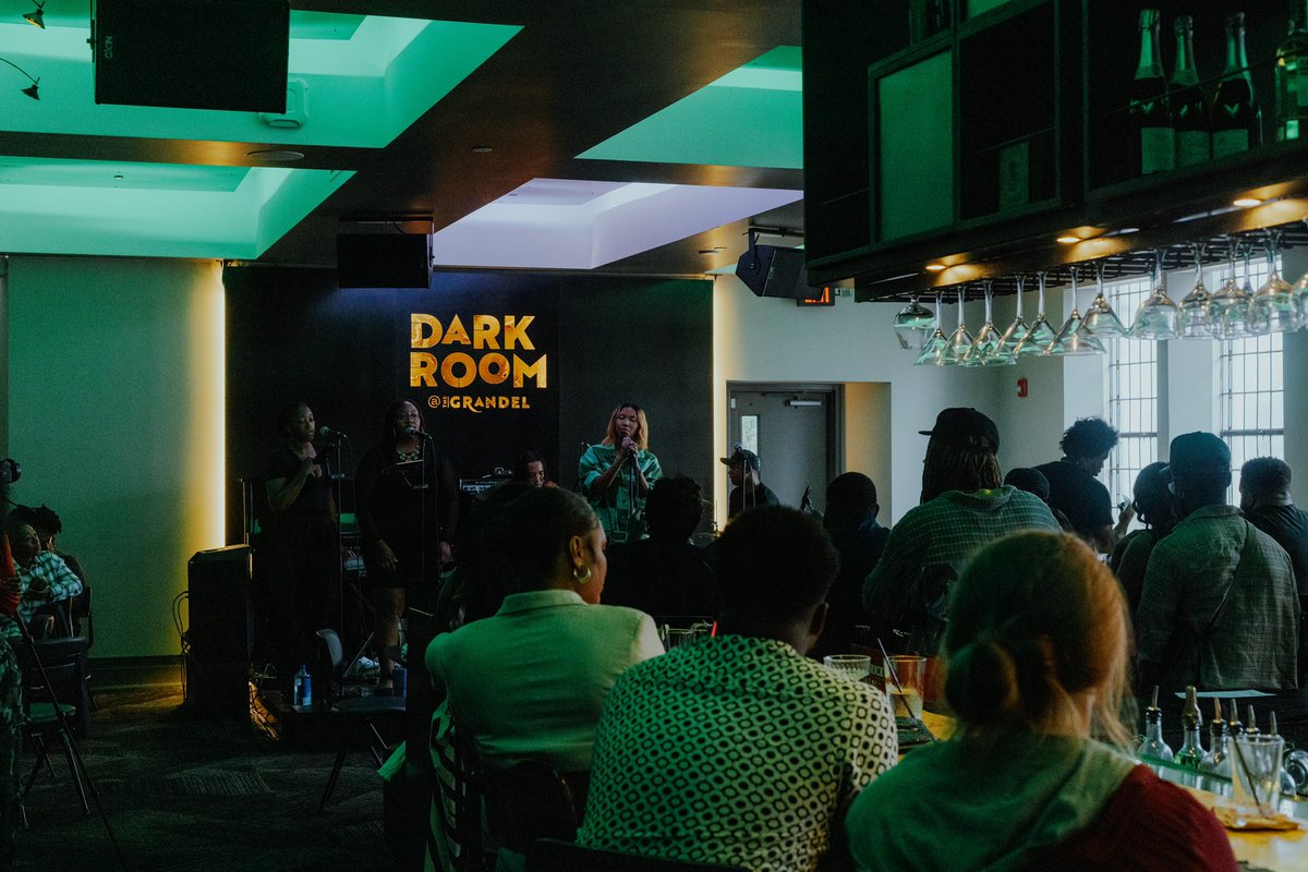 AlexiaSimone_'s tweet photo. Alexia Simone at @TheDarkRoomSTL 💐💚🎶✨

📸: @JaelinCollier https://t.co/ffv3iI1xDm