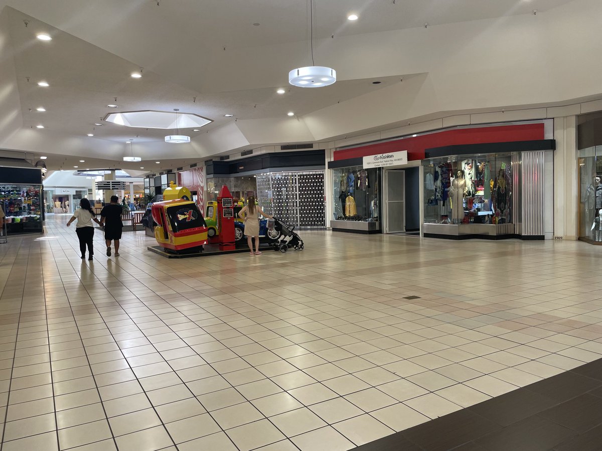 CarleenRadio's tweet photo. There is no way smaller malls like the Commons in Federal Way stay alive much longer. How do you operate a business and pay your rent and employees when there are no customers? It’s impossible. One employee, running a store easy to shoplift? Yes! #worldupsidedown #fedway https://t.co/DOH5KAoGPS