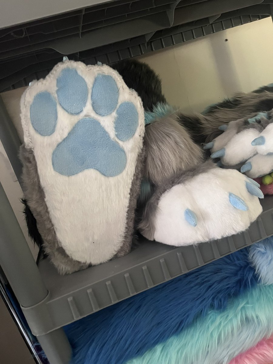 Set of indoor feetpaws completed today for Quattro Snep! He will also have a pair of outdoor feetpaws as well! Lots of extra goodies for the snepper 🩵

#fursuit #fursuitmaker