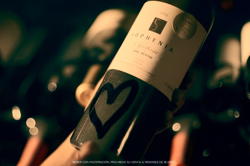 Nuestros vinos crecen en cada ciclo, pero siguen evolucionando en botella, dándonos nuevas notas y manteniendo nuestro compromiso con la calidad que perdura en el tiempo. 
Gracias por compartir nuestra historia a través de cada añada de nuestros vinos.