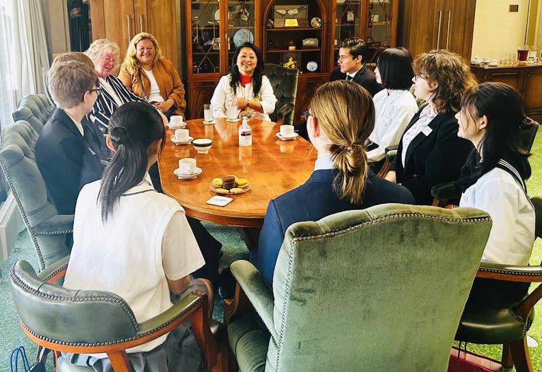 Mayor_Medway's tweet photo. #Gillingham, Medway is the birthplace of Elizabethan adventurer #WillAdams & is twinned with the Japanese cities of Ito & Yokosuka. The warm tradition of the Mayor welcoming exchange students from Ito & Yokosuka was observed today, further strengthening this special relationship. https://t.co/46VBXKLzML