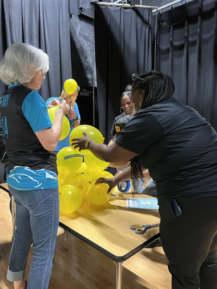 MsAmbroyzee's tweet image. Who will win the Teacher STEM Challenge?  #sharkchallenge #8thgradewins 🦈🎈