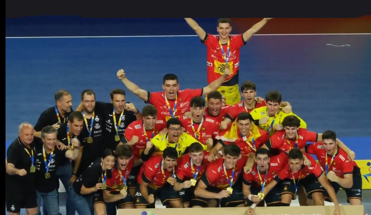 Alex_Mozas's tweet photo. Ya estamos en casa. 
Esto quedará para la historia, somos campeones del mundo U19 por primera vez en la historia. 
Gracias a todos por las muestras de apoyo, ha sido impresionante. 
🥇🏆🌏🇪🇸 https://t.co/b7RbvjXfOd