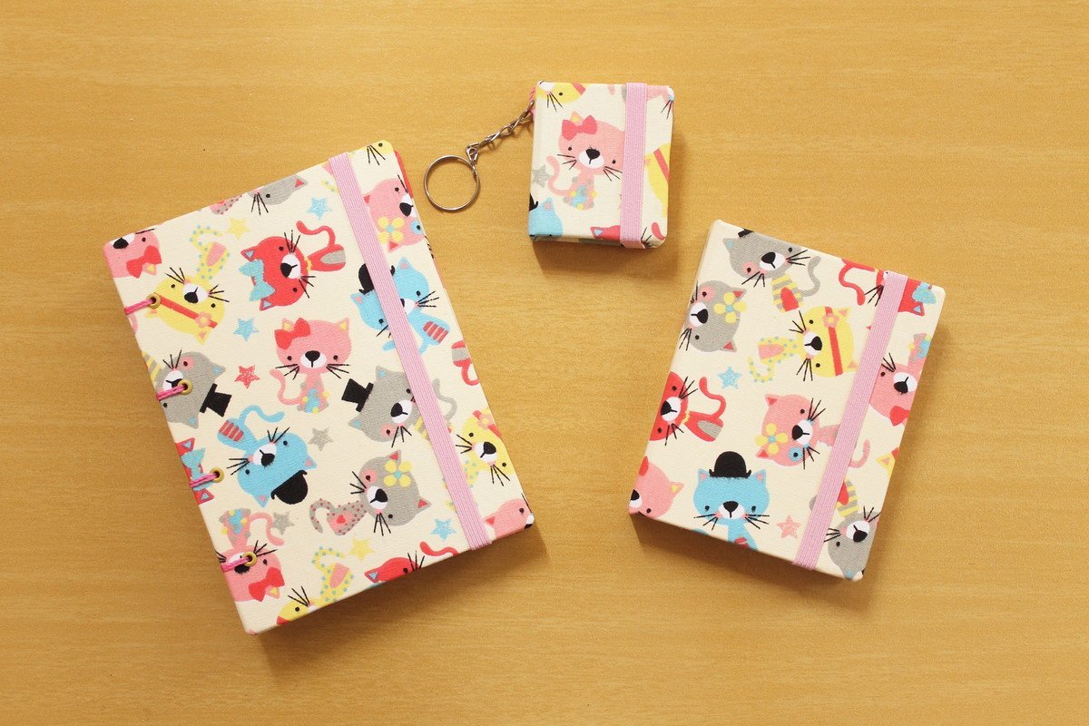 BellaMiaAtelie's tweet photo. Monte o seu #Kit! ✨
Kit Papelaria 'Cats' (Bege) 🐱💜
Na loja: https://t.co/FoTmA4uQJ5 #papelaria #cadernos #papelariaartesanal #presentes #kits #feitoàmão #feitoomamor #presentescriativos #produtosartesanais #elo7 https://t.co/NFOz3YPf0r